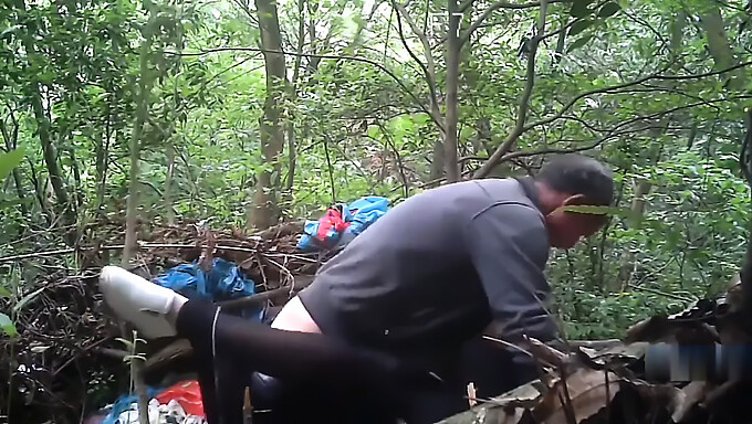 Encontro Desprotegido Do Padrasto Asiático Com Uma Acompanhante Adolescente Na Natureza