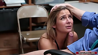 Una Joven Rubia Con Grandes Pechos Tiene Su Coño Afeitado Penetrado Con Rudeza. ¡no Te Pierdas Esta Escena Caliente!