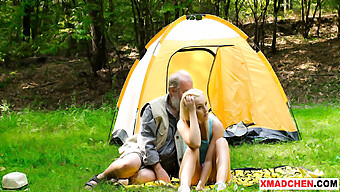 Vecchio Si Fa Succhiare Il Cazzo Da Una Giovane In Un Picnic