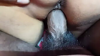 ¡sonali, La Madura India, Con Tacones Altos, Disfruta Del Sexo Oral Con Su Mejor Amiga!