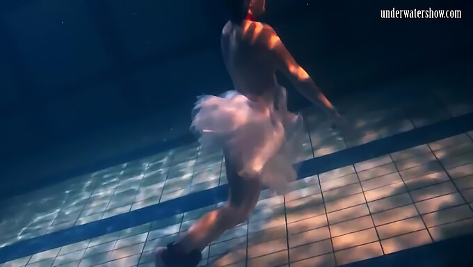 La Sensuale Routine Di Piscina Da Sola Di Ballerina Bulava Lozhkova Con Risorse Naturali