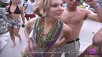 Openbare Naaktheid En In Bikini Gehulde Barmannen Pool Party In Florida