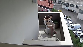 Sorpresa Davanti Alla Telecamera: L'Adolescente Italiana Si Diverte Da Sola Sul Balcone