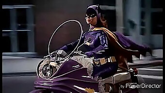 Povestea De Origine A Lui Batgirl: Explorare Fetisista A Latexului Si A Abilitatilor Orale