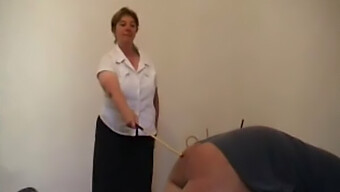 Zrela Milf Kaznuje Moškega S Palico V Hardcore Bdsm Sceni