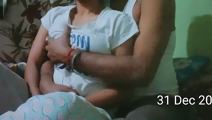 Desi Bhabhi Dostaje Ręczną Robotę I Ruchanie Od Tyłu W Filmie Hd.