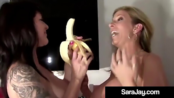 Daisy Rock E Sara Jay, Duas Milfs Peitudas, Se Entregam Ao Amor Pelos Seios!