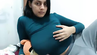 Une Indienne Bien Pourvue Se Donne Du Plaisir Sur Une Webcam