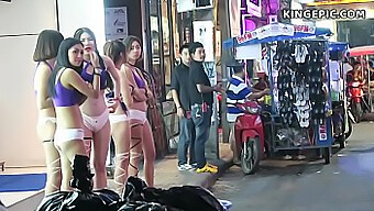 Verdadeiras Garotas Tailandesas Prestam Serviços Pequenos Em Pattaya, Tailândia.