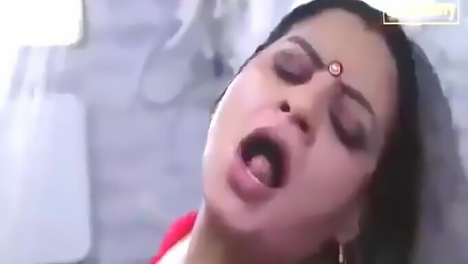 Wajah Intens Sapna Bhabi Di Vol.1