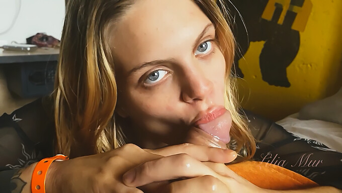 Adolescenta Rusă Cu Piercinguri Face Deepthroat Pov