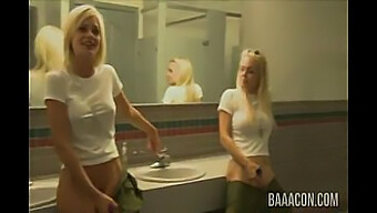 Blonde Babe Jesse Jane Og Hendes Ven Riley Steele I En Fantastisk Trekant