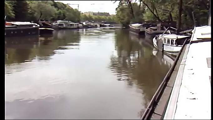 "The Boat People" Od Yves Baillat Obsahuje Průhledný Oděv A Prsatou Carol Lynn.