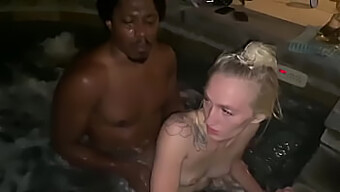 Interracial Komedi Med Blond Babe I Bubbelpool