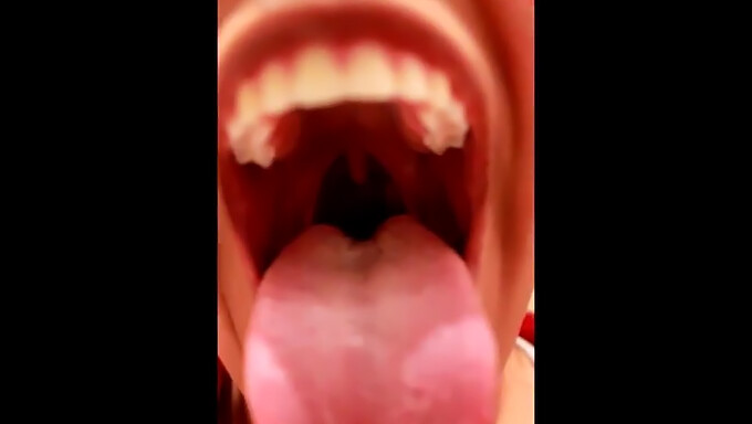 Latina Con Boca Y Lengua En Acción. ¡esta Chica Sabe Cómo Moverse!