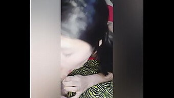 Linda Joven Latina Sorprendida Por Su Tío