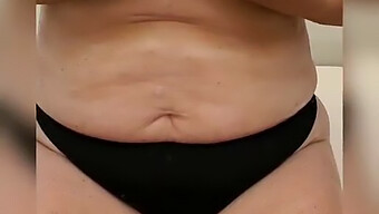 Une Femme Mature Amateur Avec De Gros Seins Masse De L'Huile Sur Ses Seins En Mer