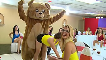 ダンスクマと大きなチンポの男性ストリッパーとのクレイジーな乱交