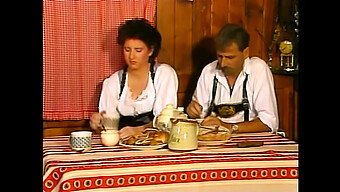 Vintage Alman Tüylü Amcığı, Heidi'Nin Pazar Ziyafetinde Klasik Bir Boşalma Alıyor