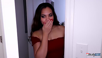 Wellustige Tiener Latina Geniet Van Intense Seksuele Ontmoeting