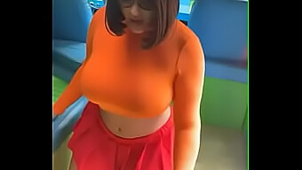 ¿cuáles Cosplayers Están Tocando A Velma En Este Video?